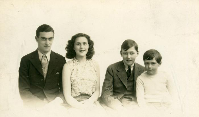 Fotografía de Leonora y sus hermanos Patrick, Gerald y  Arthur 