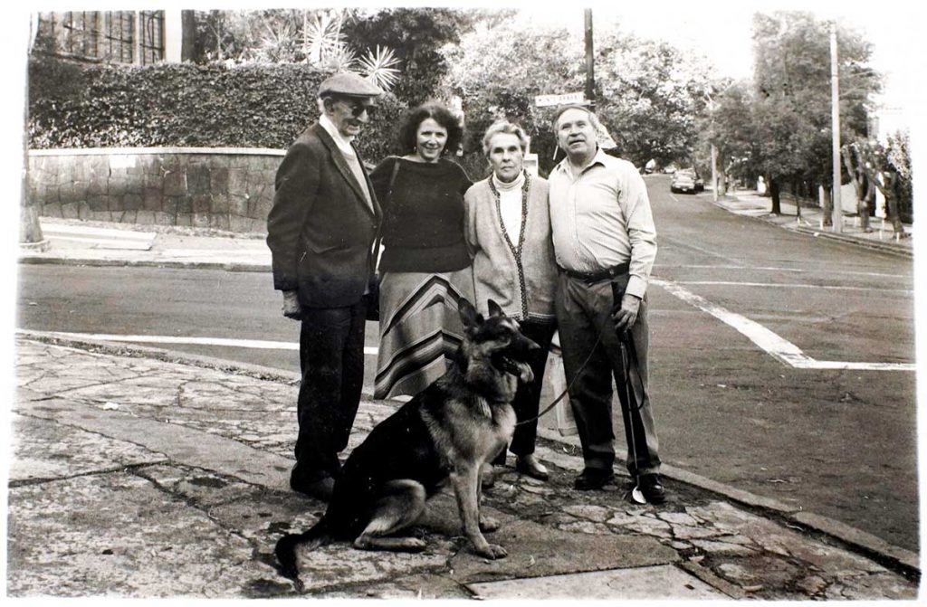 Foto de Leonora y Emérico caminado con Homero Aridjis su esposa Betty
